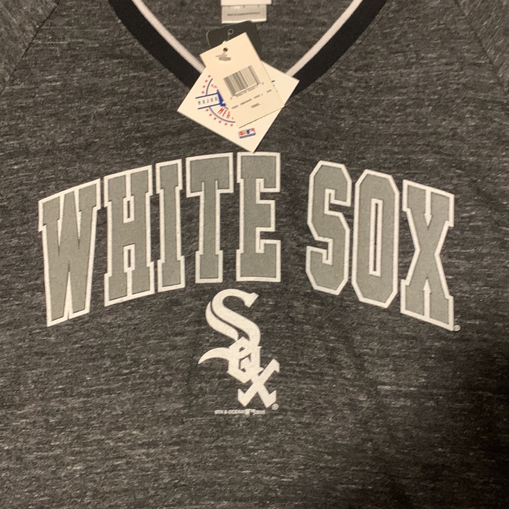 NWT women’s White Sox v-neck tee - Picture 3 of 4